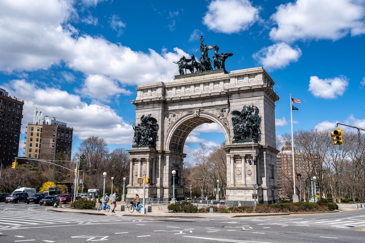Grand army plaza featuring the soldiers' and sailors' arch in brooklyn, new york, under a clear blue sky.